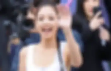 Jennie BLACKPINK Pamer Kedekatan dengan Park Seo Joon di Paris Fashion Week 2023