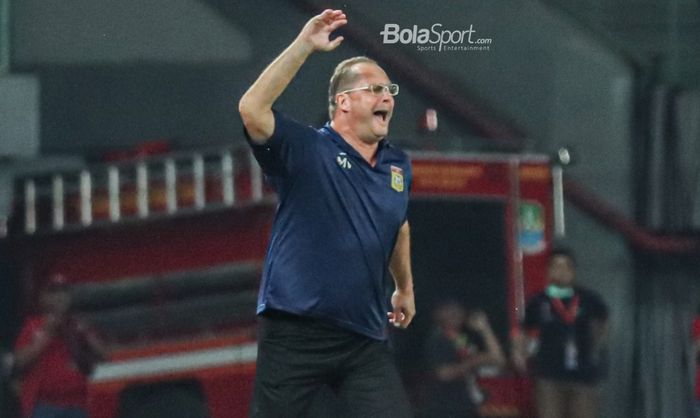 Pelatih timnas U-19 Laos, Hans Michael Weiss, sedang memberikan intruksi kepada para pemainnya di Stadion Patriot Candrabhaga, Bekasi, Jawa Barat, 13 Juli 2022.