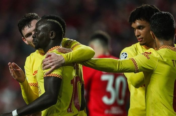 Striker Liverpool, Sadio Mane, merayakan gol ke gawang Benfica dalam perempat final Luga Champions di Estadio da lUz, Selasa (5/4/2022)