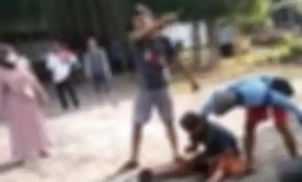 Pria ini dilumuri kotoran sapi oleh warga