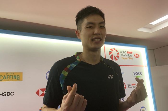 Pebulutangkis tunggal putra Taiwan, Chou Tien Chen, berpose usai melakoni laga perempat final Indonesia Open di Istora Senayan, Jakarta, Jumat (19/7/2019).