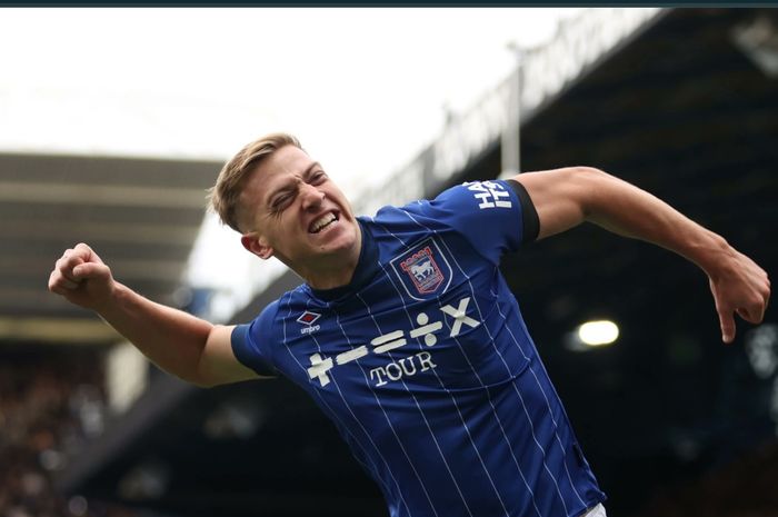 Penyerang Ipswich Town, Liam Delap, bakal menjadi rebutan Man United dan Chelsea usai timnya resmi terdegradasi ke Divisi Championship.