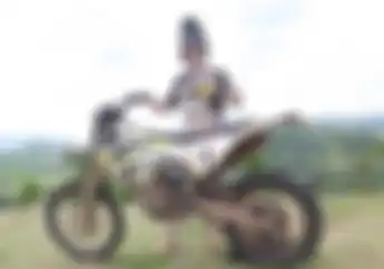 Video Jawara Enduro Graham Jarvis Pamer Aksi di Pom Bensin, Bikin Orang Kaget
