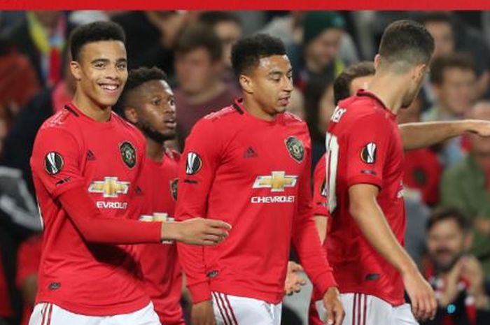 Penyerang Manchester United, Mason Greenwood (kiri), merayakan gol yang dicetak ke gawang Astana dalam laga Grup L Liga Europa di Stadion Old Trafford, Kamis (19/9/2019).