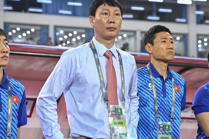 Pelatih Timnas Vietnam, Kim Sang-sik (dua dari kiri), menyaksikan penampilan anak asuhnya dari pinggir lapangan.