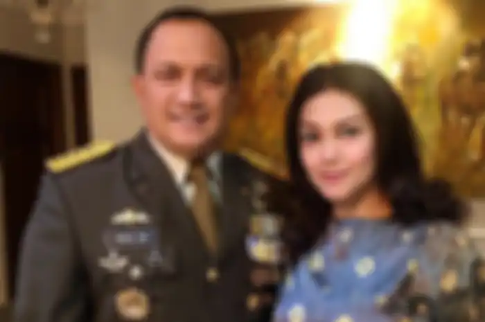 Bella Saphira menemani sang suami menghadiri suatu acara