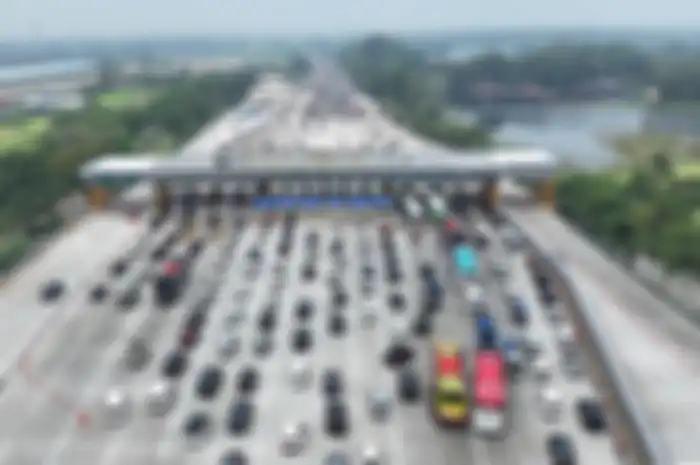 Ilustrasi. Gerbang Tol Cikampek Utama dipadati kendaraan pemudik.