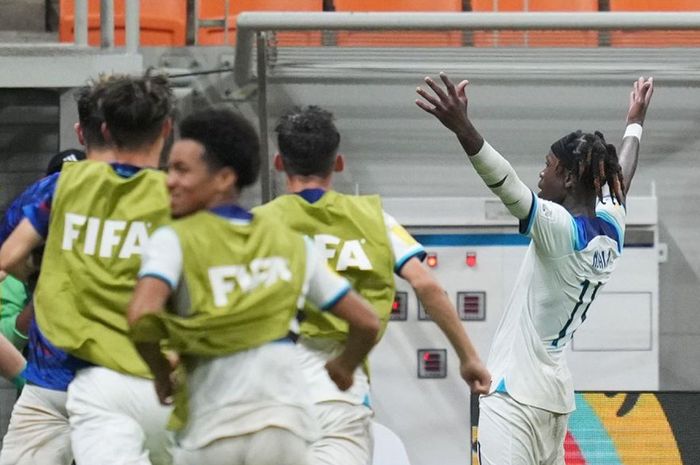 Pemain timnas U-17 Inggris Joel Ndala saat selebrasi menirukan gaya pemain Real Madrid Jude Bellingham seusai mencetak gol untuk The Young Lions atas Iran, di Jakarta International Stadium (JIS), Jakarta Utara, Selasa (14/11/2023).