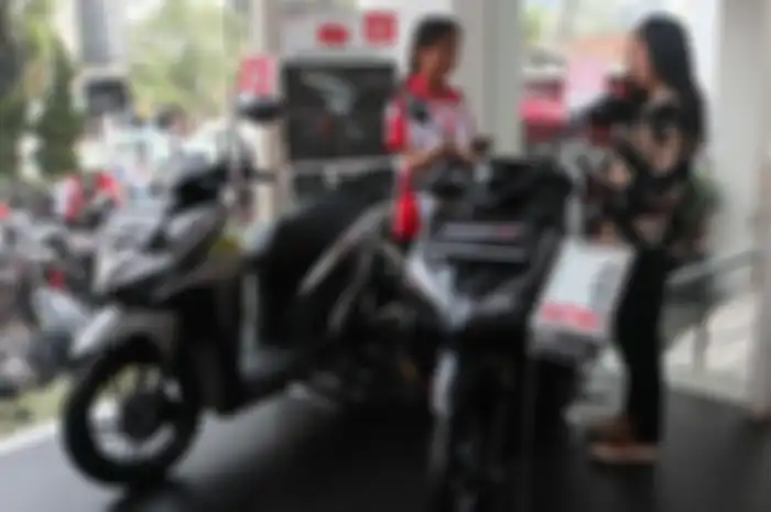 Ilustrasi sales menawarkan motor Honda Vario 150