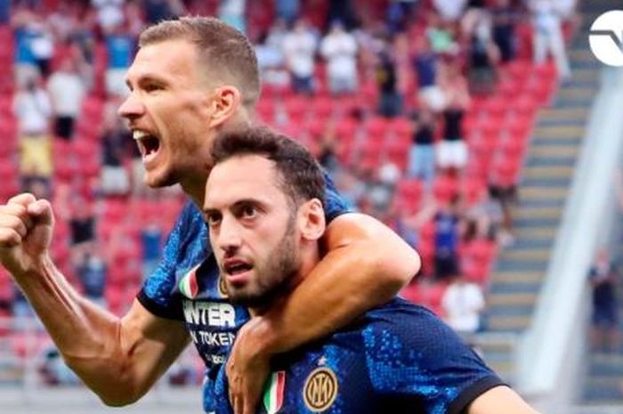 Hakan Calhanoglu dan Edin Dzeko cetak sejarah, Inter Milan terbang bak panah di klasemen Liga Italia 2021-2022.