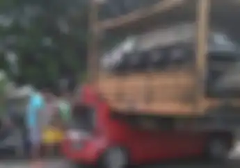 Kecelakaan Fatal Bikin Macet Jalur Pantura, Atap Honda Brio Terlipat Hantam Truk Pengangkut Honda Scoopy