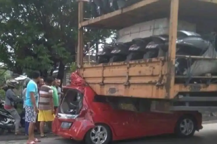 Kecelakaan Fatal Bikin Macet Jalur Pantura, Atap Honda Brio Terlipat Hantam Truk Pengangkut Honda Scoopy
