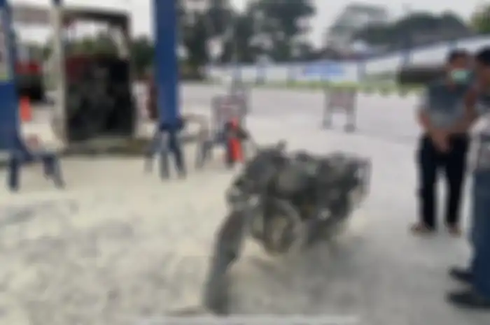 Motor klasik BSA terbakar hangus ketika isi bensin di SPBU Siantar, dispenser turut terbakar.