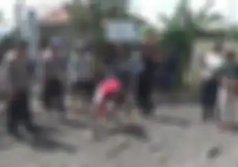 Disaksikan Polisi Remaja Hancurkan Knalpot Brong di Banyuwangi, Ternyata Ini Penyebabnya