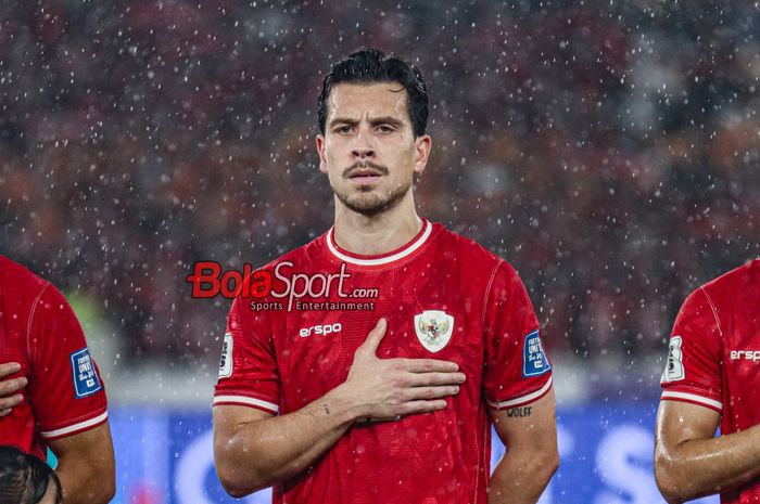 Pemain timnas Indonesia, Thom Haye, sedang menyanyikan lagu Indonesia Raya jelang berlaga di Stadion Utama Gelora Bung Karno, Senayan, Jakarta, Jumat (15/11/2024).