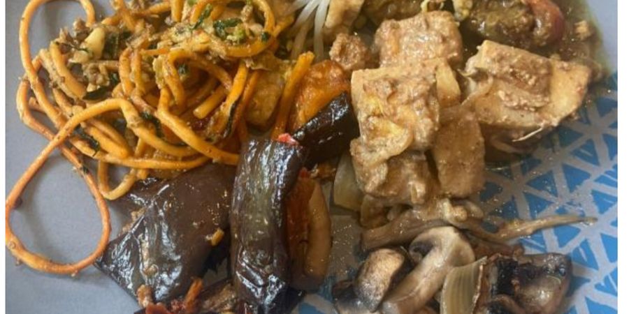 Piala Presiden 2025 - Jurnalis Oxford Makan Sambel Terong dan Tahu Goreng di Bandung: Sensasional, Luar Biasa!