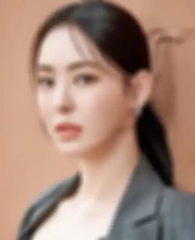 Lee Da Hee, Artis Korea yang sedang naik daun berkat penampilan akting dan gaya fashionnya yang unik dan eye catching. 