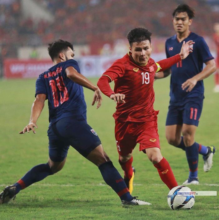 Aksi pemain timnas U-23 Vietnam, Nguyen Quang Hai, saat dihadang pemain Thailand pada laga Kualifikasi Piala Asia U-23 2020, di Stadion My Dinh, Hanoi, Selasa (26/3/2019). 