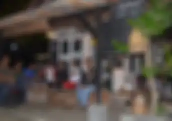 Suami Istri Ini Kelola Saung Kopi yang Jadi Rujukan Tempat Kongkow Bikers