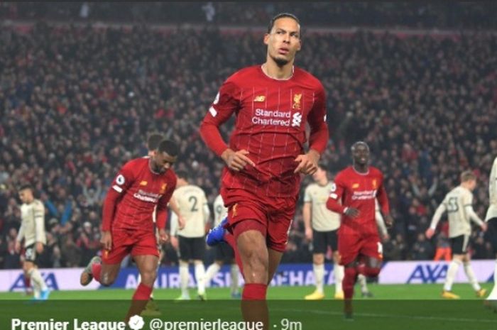 Bek Liverpool, Virgil van Dijk, melakukan selebrasi seusai menjebol gawang Manchester United dalam laga Liga Inggris di Anfield, Minggu (19/1/2020).