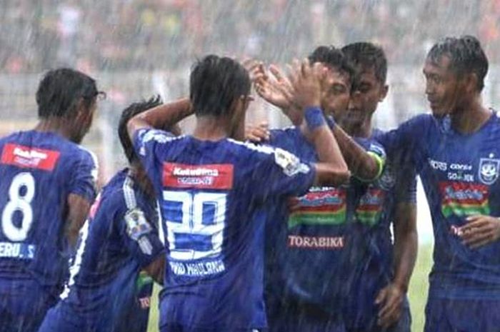 Para pemain PSIS Semarang merayakan gol saat pertandingan melawan Persibat Batang pada leg kedua 32 besar Piala Indonesia 2018 di Stadion Moch Soebroto, Magelang, Jumat (8/2/2019).