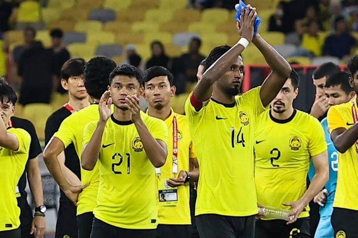 Para pemain Timnas Malaysia berterima kasih atas dukungan fans mereka di Stadion Nasional Bukit Jalil, Kuala Lumpur, 20 Desember 2024, setelah tersingkir dari ASEAN Cup 2024.