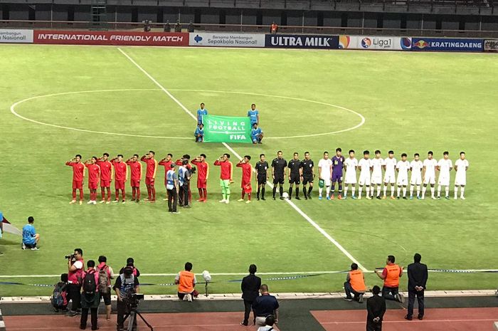 Para pemain timnas U-19 Indonesia menyanyikan lagu kebangsaan jelang kick-off laga uji coba kontra timnas U-19 China di Gelora Bung Tomo, Surabaya, 17 Oktober 2019.