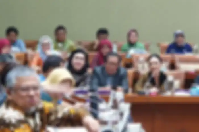 Penampilan anggun dan elegan Krisdayanti saat rapat anggota DPR kenakan dress batik klasik yang jadi sorotan netizen di media sosial