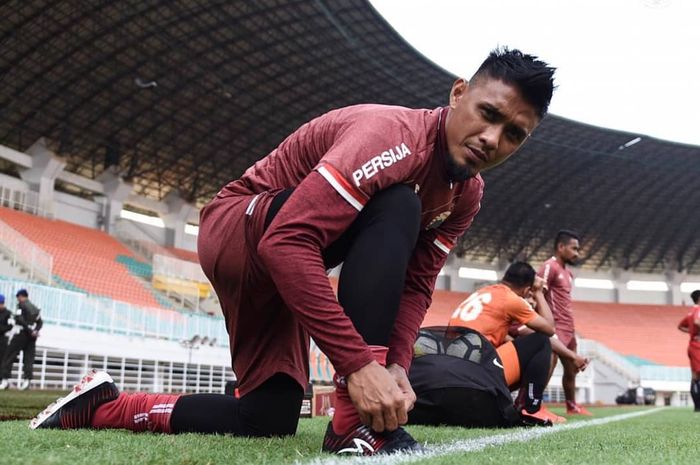 Bek senior Persija Jakarta Maman Abdurrahman dalam latihan resmi jelang hadapi tuan rumah Tira Persikabo di Stadion Pakansari, Kabupaten Bogor, Sabtu (16/2/2019).