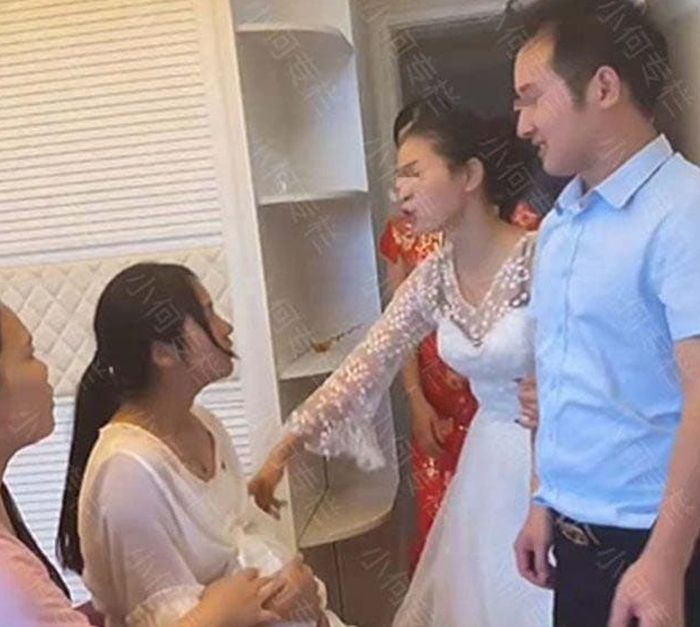 Pengantin wanita kesal dan marah pada wanita hamil yang duduk di ranjangnya.