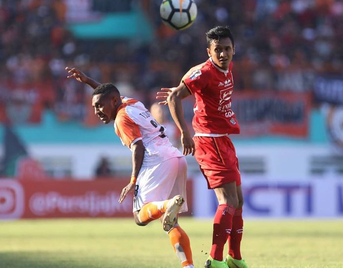 Pemain Borneo FC dan Persija Jakarta, Terens Puhiri serta Dany Saputra pada laga semifinal leg pertama Piala Indonesia 2018, Sabtu (29/6/2019).