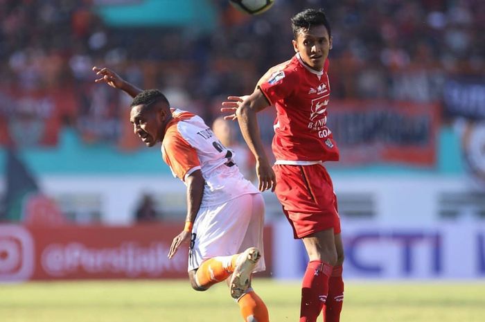 Pemain Borneo FC dan Persija Jakarta, Terens Puhiri serta Dany Saputra pada laga semifinal leg pertama Piala Indonesia 2018, Sabtu (29/6/2019).