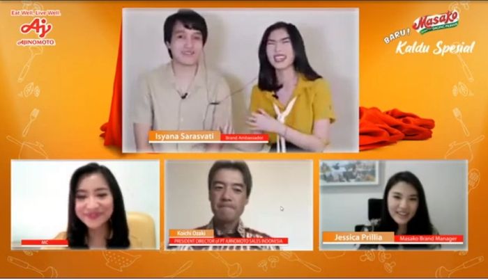 Isyana Sarasvati mengajak sang suami, Rayhan Maditra, untuk membintangi sebuah iklan produk bumbu masakan.