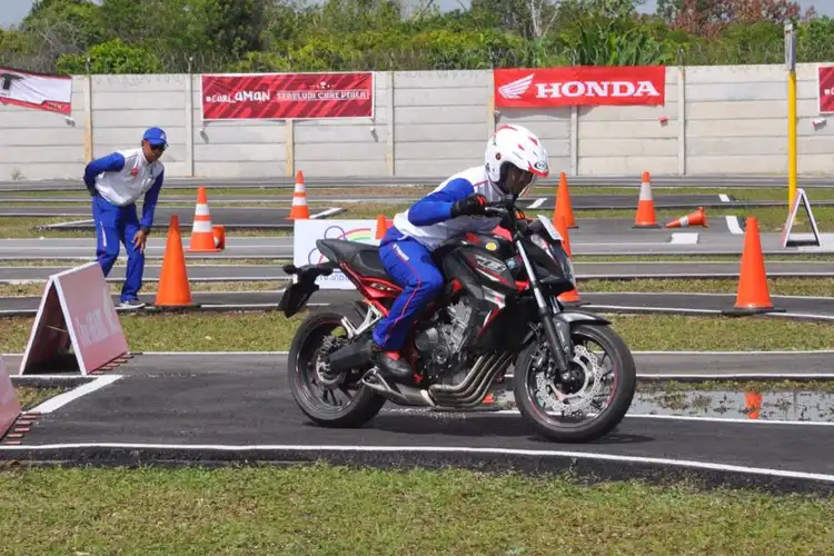 Ini Dia 6 Orang Paling Aman Naik Motor di Indonesia Versi Honda! Wow Ada Cewek..