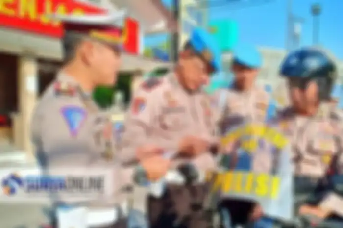 Anggota polisi saat melakukan pemeriksaan surat kendaraan di pintu masuk Mapolres Situbondo