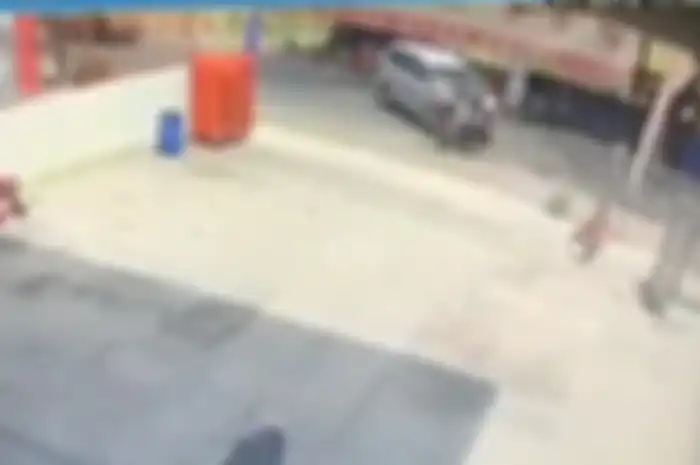 Pemotor tersungkur usai tabrak mobil di Sukoharjo.
