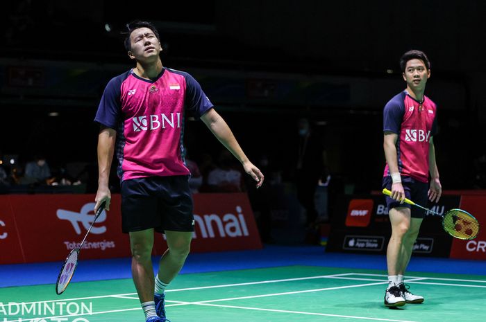 Raut kekecewaan pasangan ganda putra Indonesia, Marcus Fernaldi Gideon/Kevin Sanjaya Sukamuljo usai dikalahkan wakil Inggris, Ben Lane/Sean Vendy, pada babak 16 besar Kejuaraan Dunia 2022 di Tokyo Metropolitan Gymnasium, Jepang, Kamis 25 Agustus 2022