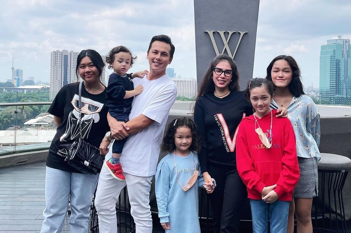 Keluarga Andhika Pratama dan Ussy Sulistiawaty