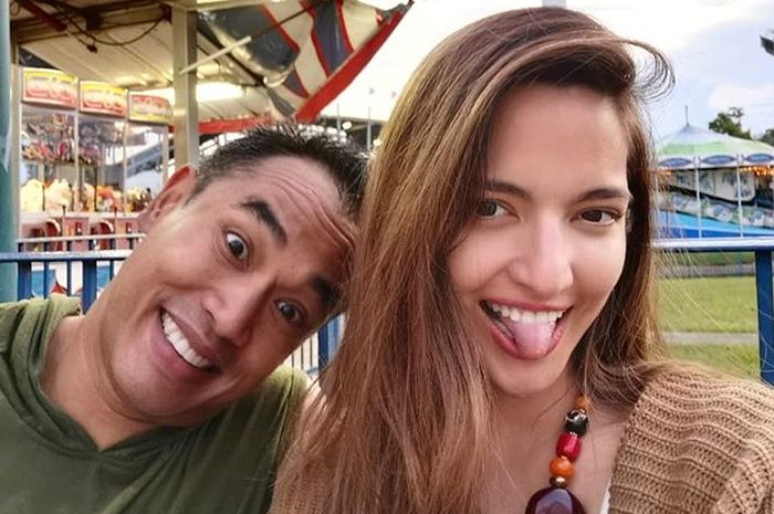 Ardi Bakrie ketahuan bawa sang anak main tenis dan bukan ke sekolah.