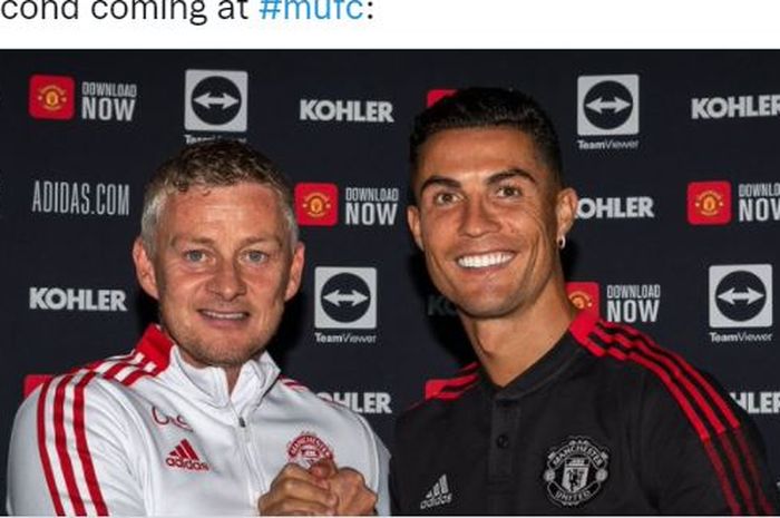 Pelatih Manchester United, Ole Gunnar Solskjaer, berpose bersama Cristiano Ronaldo.