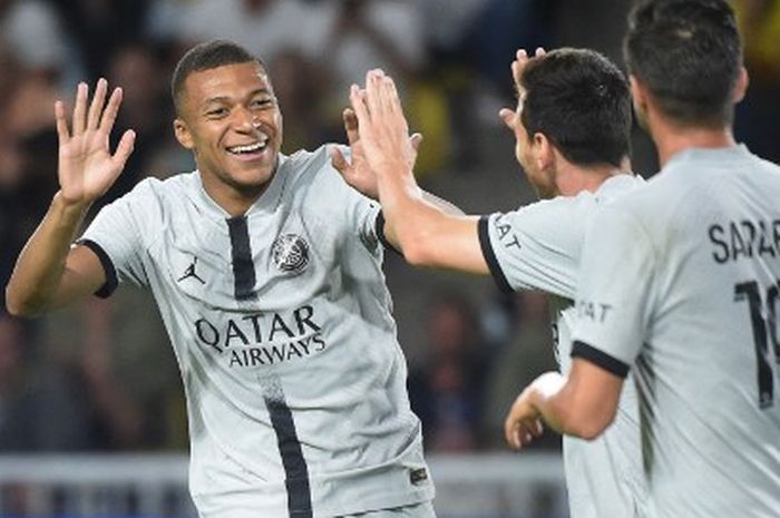 Kylian Mbappe merayakan gol bersama Lionel Messi dalam duel Nantes vs PSG di Liga Prancis (3/9/2022).