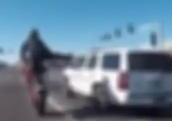 Edan.. Video Bikers Wheelie di Samping Mobil Polisi,  Hal di Luar Nalar Terjadi