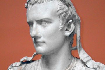 Sempat menjadi kaisar Romawi yang populer, Caligula dibenci oleh banyak pengikutnya. Perubahan karakter membuatnya menjadi gila dan sadis.