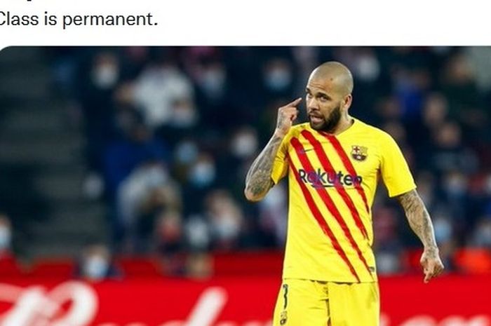 Bek sayap Barcelona, Dani Alves, dalam laga melawan Granada.