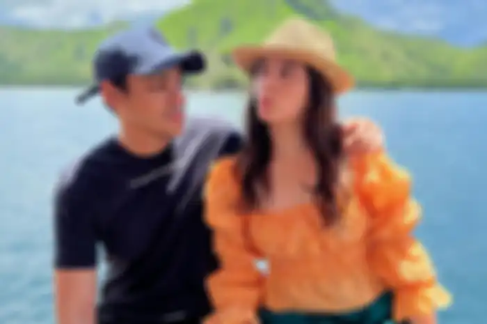 Chelsea Islan resmi menikah dengan Rob Clinton Cardinal. Pernah didandani naik Honda Astra untuk kebutuhan film. 