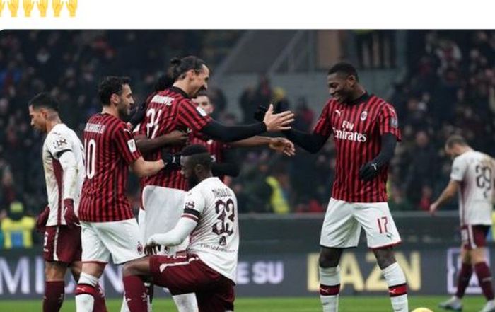 Striker AC Milan, Zlatan Ibrahimovic, melakukan selebrasi bareng Rafael Leao.