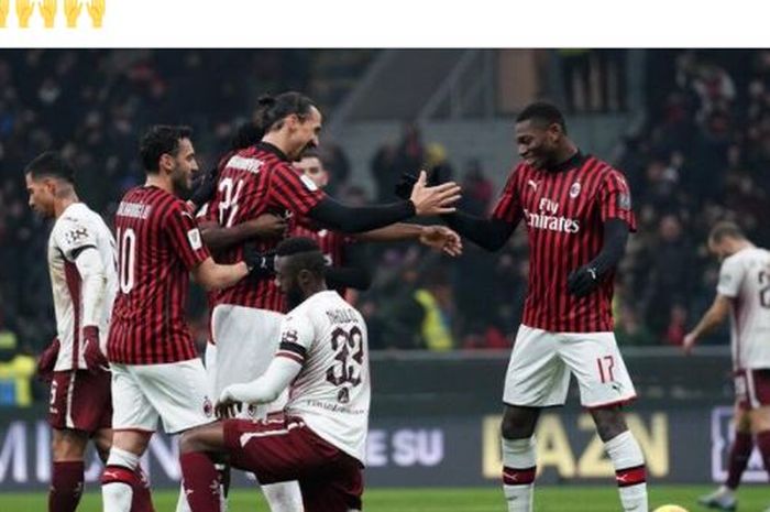 Striker AC Milan, Zlatan Ibrahimovic, melakukan selebrasi bareng Rafael Leao.