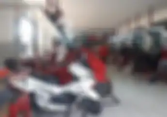 Kenapa Beli Motor Honda Zaman Dulu Gratis Oli dan Servis Berkali-Kali Tapi Sekarang Cuma Sekali Aja?