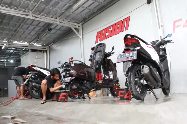 Jasa Cuci Plus-plus, Harga Mulai Dari Rp 45 Ribu, Tampilan Motor Makin Kinclong