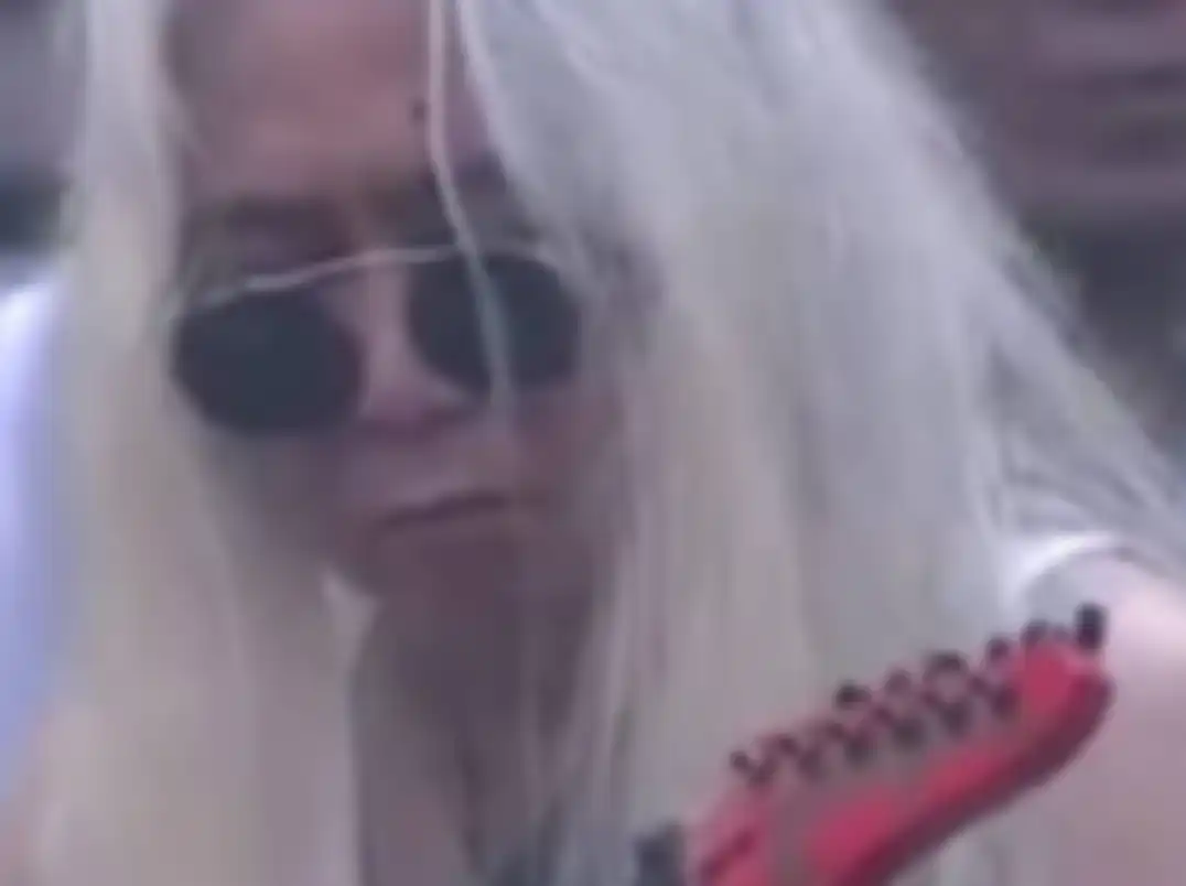 Gideon saat bermain di pagelaran 100 gitaris 2019